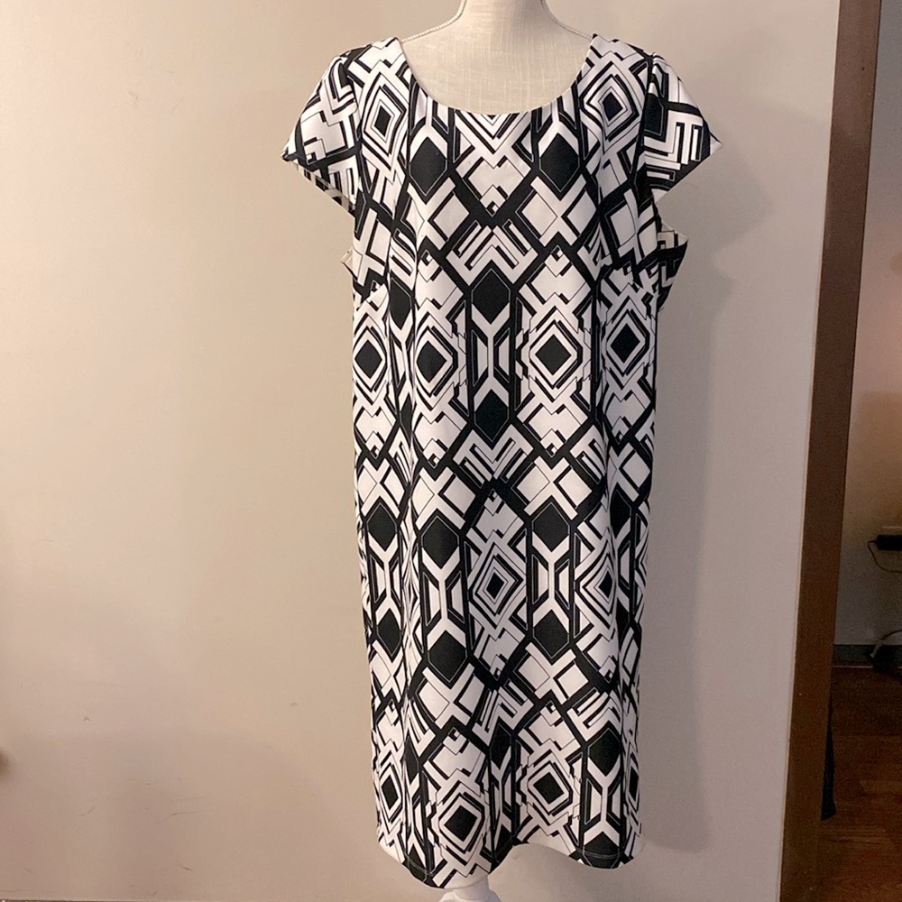 RM LL women’s black and white Geometric Diamond print cap sleeve shift dress